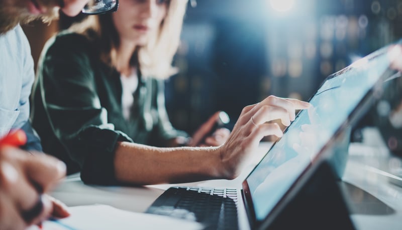 Eine Hand, die ein Laptop mit Touchfunktion bedient