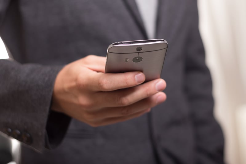Eine Hand bedient ein Smartphone