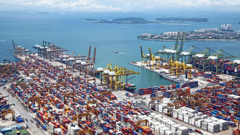 Ein Hafen mit zahlreichen Frachtcontainern