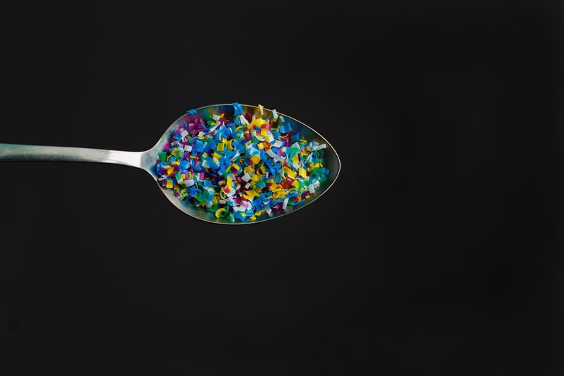 Ein Löffel voll mit kleinen bunten Teilchen