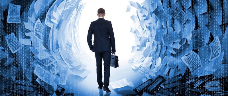 Ein Business Man mit Koffer läuft in einen hellen Tunnel aus Papier