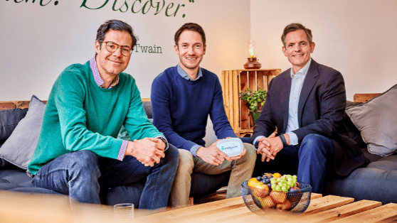 Drei Personen auf einem Sofa