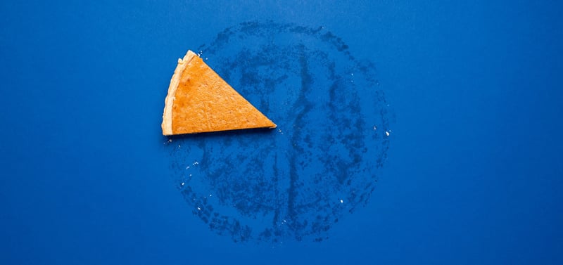 Ein Kuchenstück liegt auf blauem Untergrund