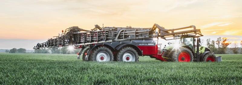 Eine Horsch-Landmaschine fährt auf einem Feld.