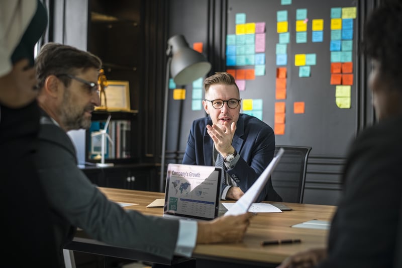 titelbild-meeting-team-mitarbeiter-mitsprache-brainstorming-analyse-pixabay-3748708-rawpixel