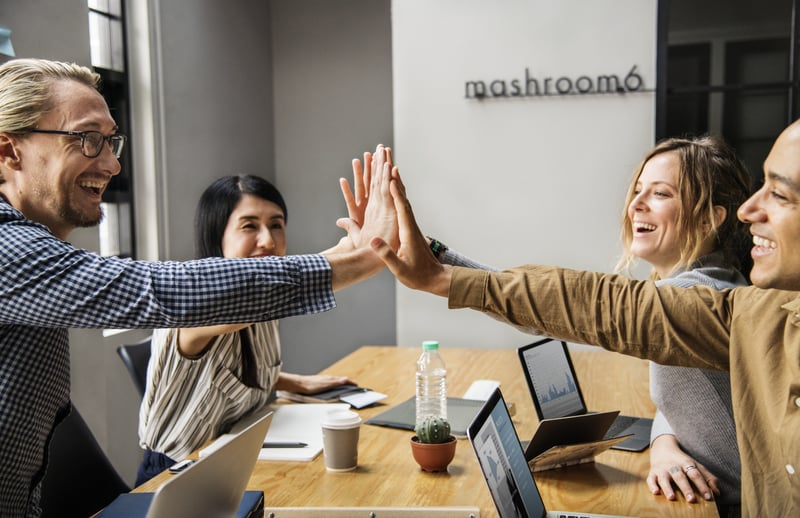 titelbild-performance-talent-management-high-five-team-teamwork-pixabay-3656071-rawpixel