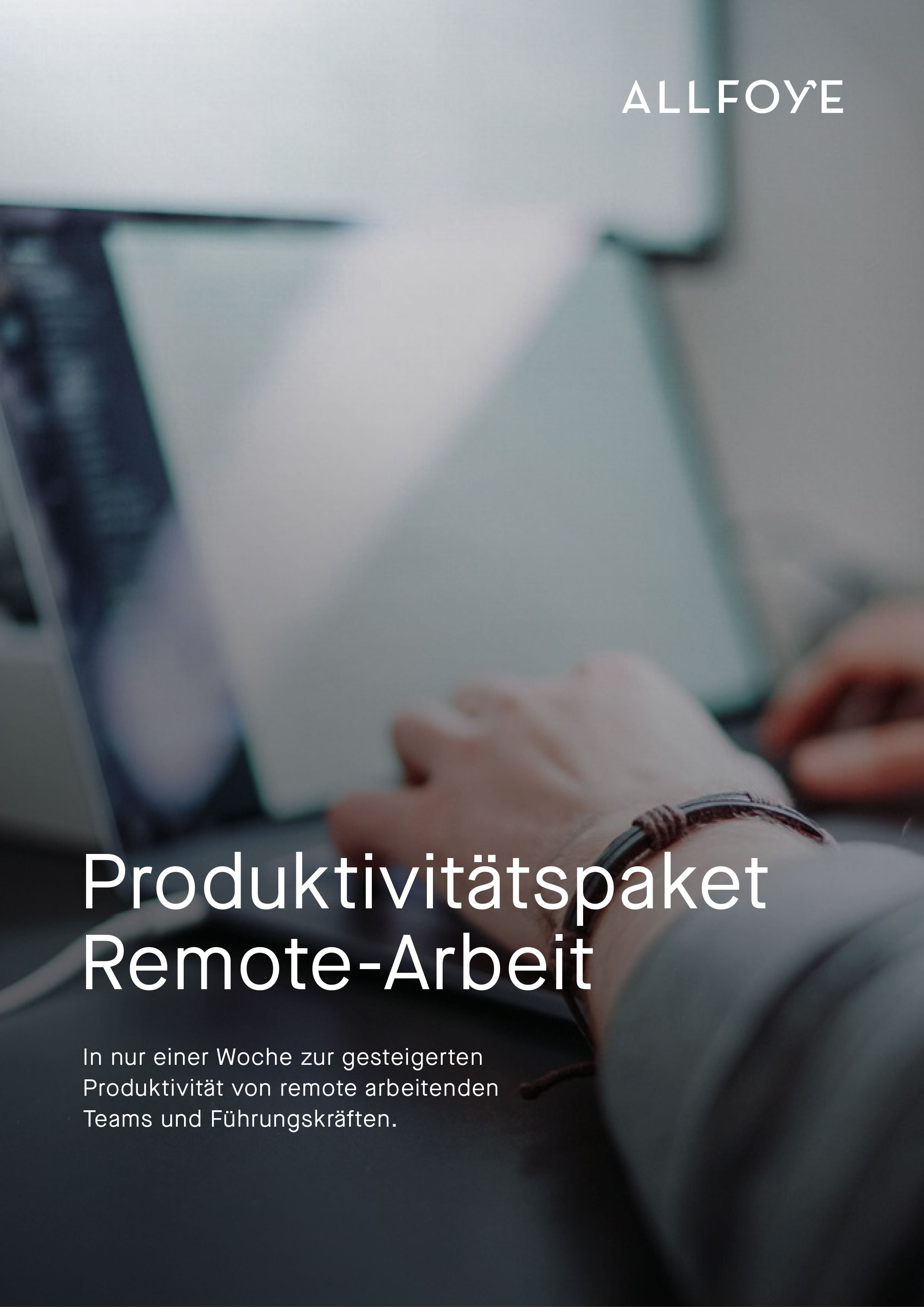 Ein Laptop auf einem Tisch, während Hände darauf tippen und etwas schreiben.