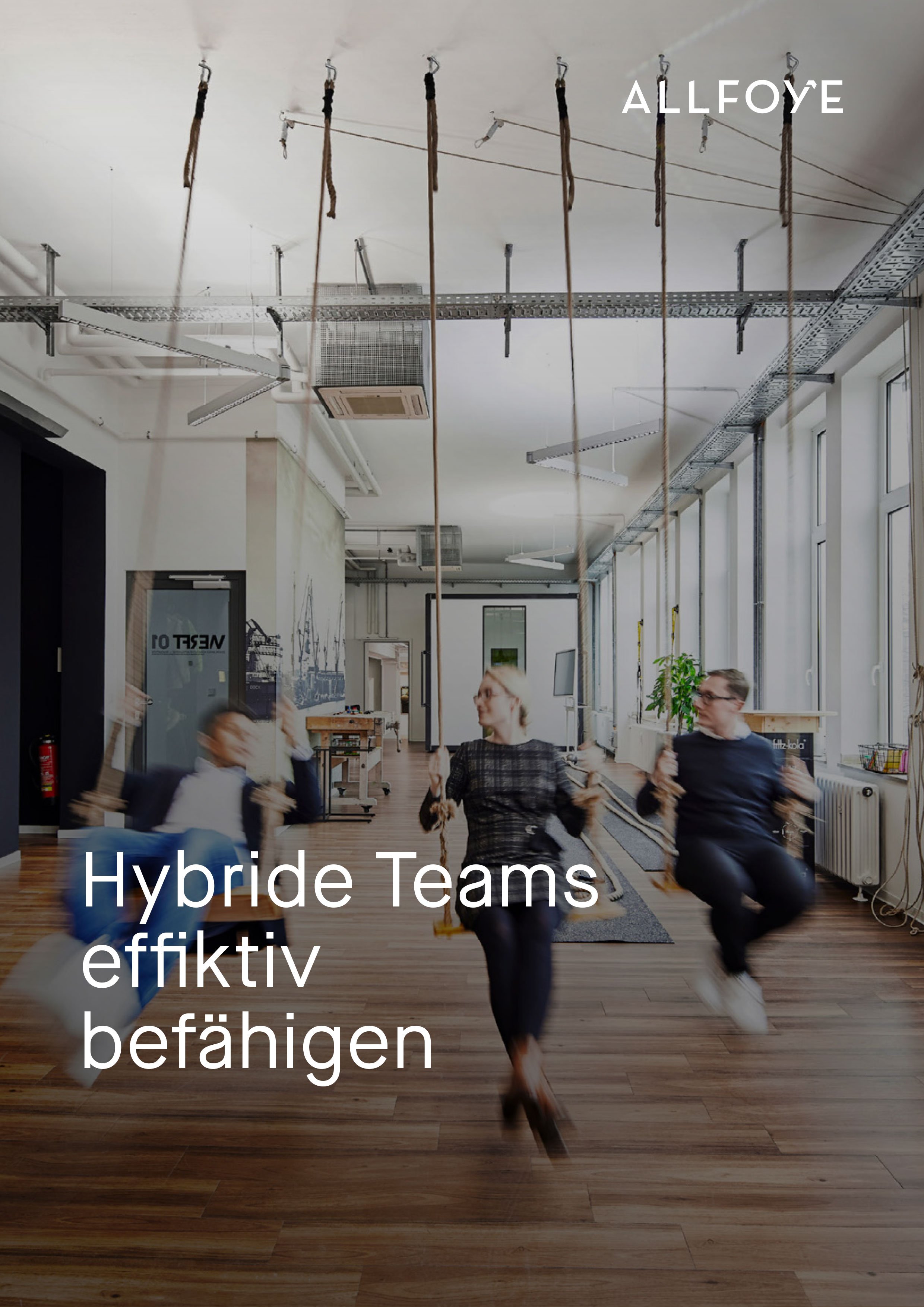 Drei Mitarbeitende schaukeln entspannt in einem innovativen Arbeitsraum und genießen eine kreative Pause.