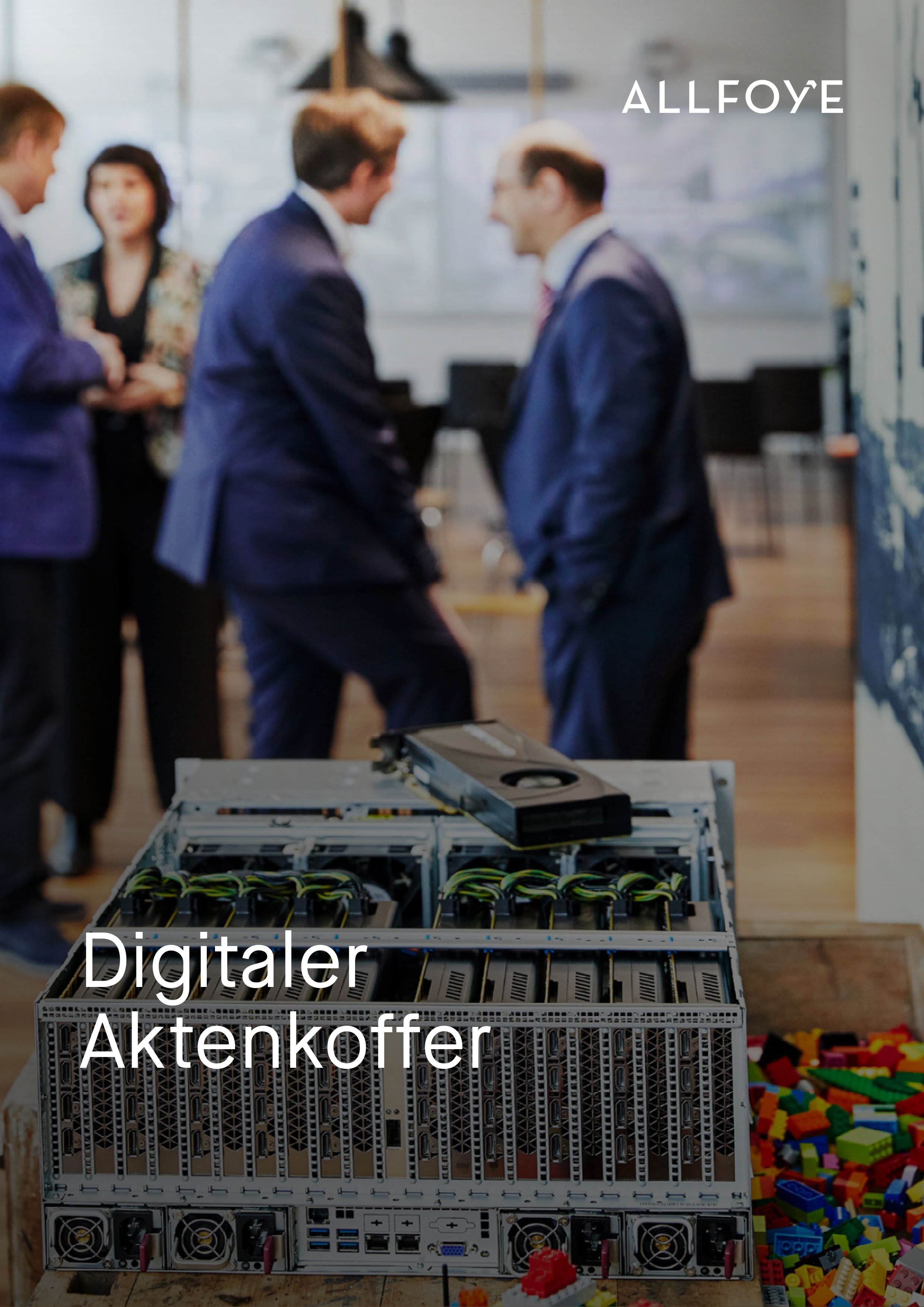 Verschwommene Silhouetten von Menschen im Hintergrund, die sich unterhalten, mit unscharfem Fokus.