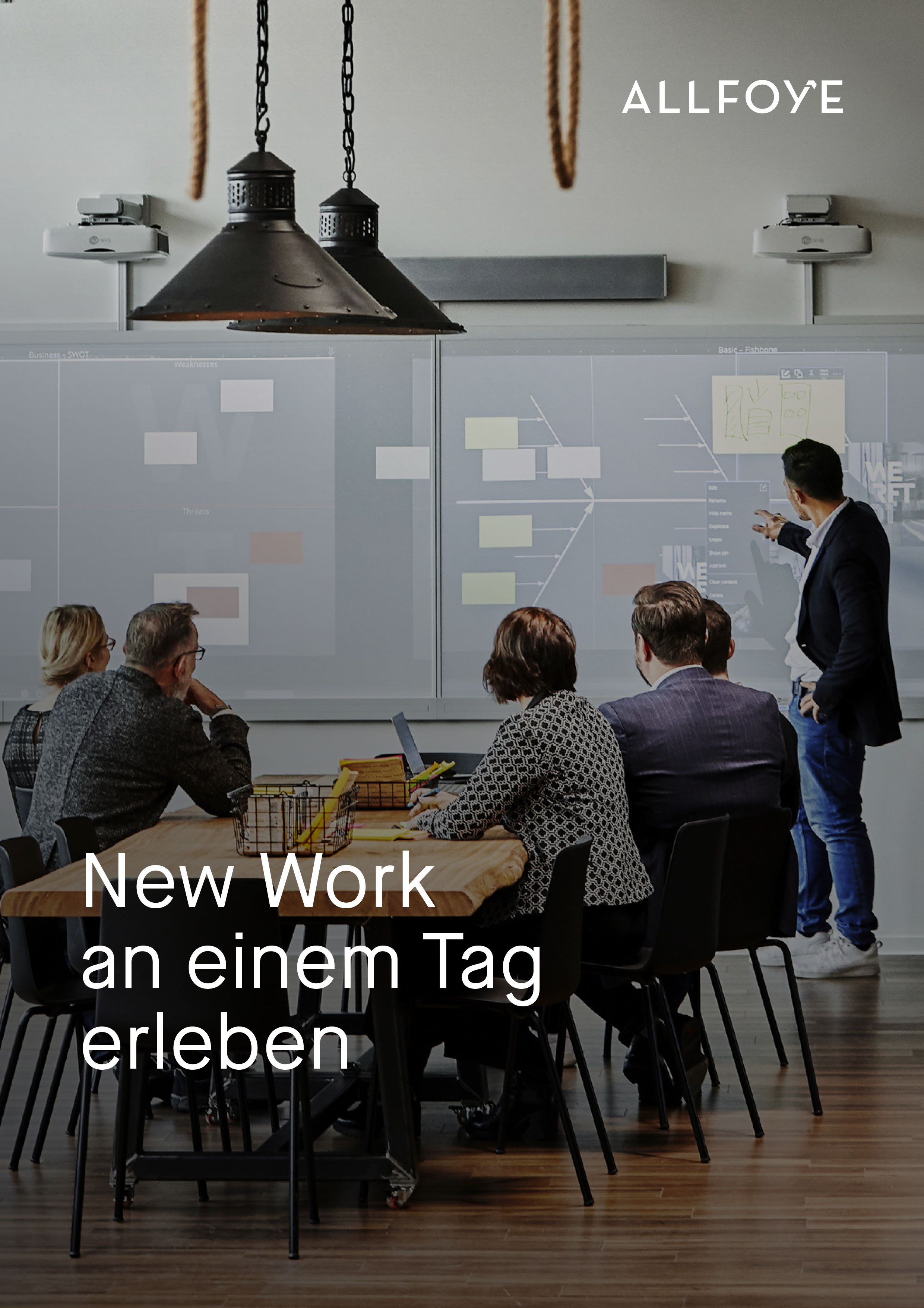 Ein Team sitzt an einem Tisch, während eine Person etwas präsentiert und die anderen aufmerksam zuhören.