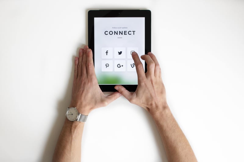 Tablet mit Connect-Button auf dem Display