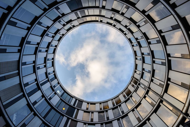 Gebäudeaufnahme mit Blick in den Himmel