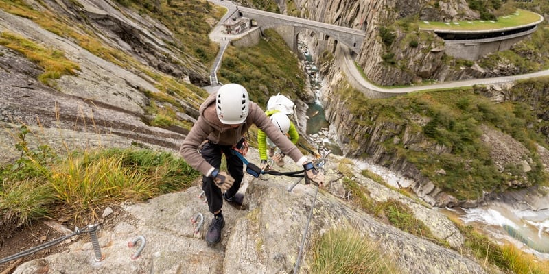 Bergsteiger, die einen Klettersteig besteigen