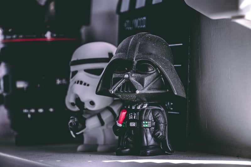Darth Vader und Luke Skywalker aus dem Film Star Wars als schwarze und weiße Spielfiguren