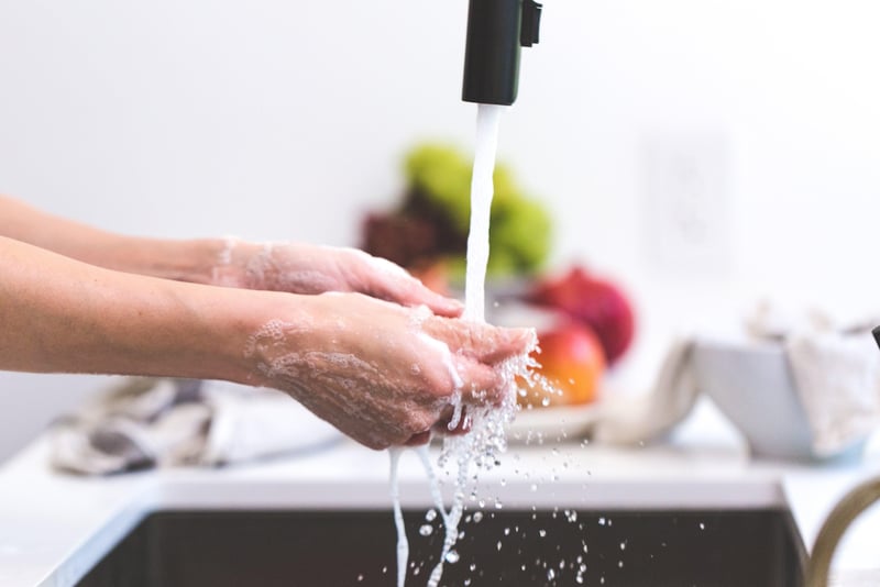 Küche, Waschbecken unter fließendem Wasser werden Hände gewaschen