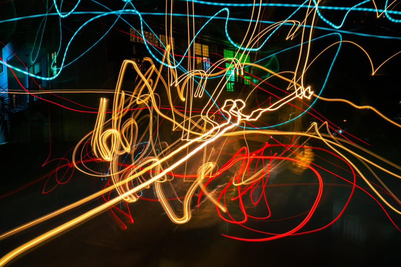 Bunte Lichtstreifen in der Nacht