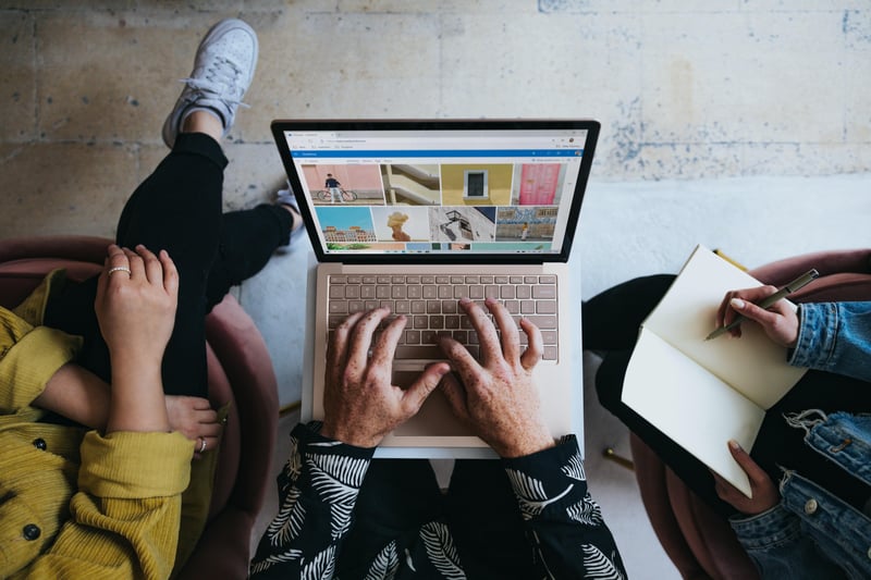 3 Personen sitzen am Laptop