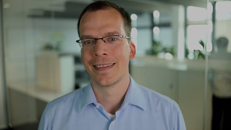Szene aus Interview. Interviewer während Gespräch