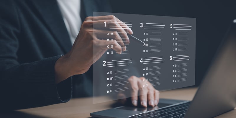 Mitarbeiter, der virtuellen Eignungstest ausfüllt