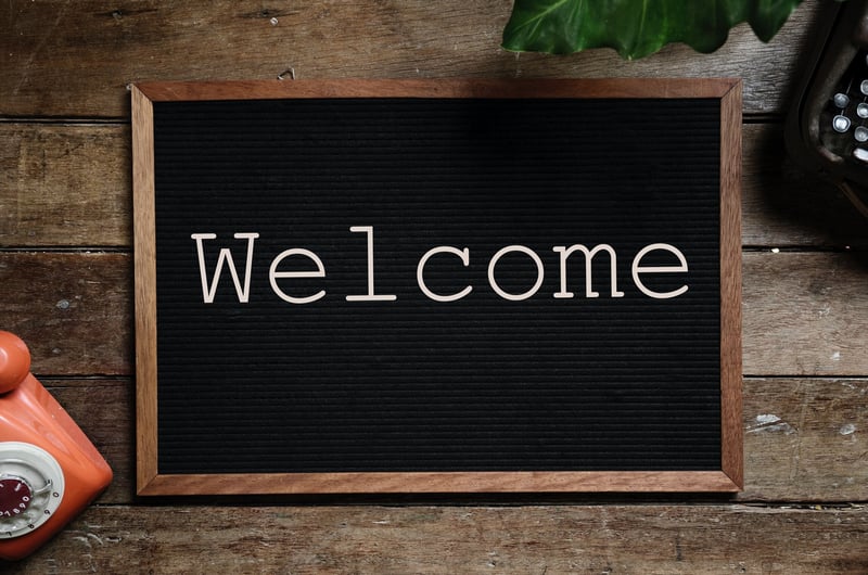 kleine Tafel mit dem Schriftzug Welcome drauf