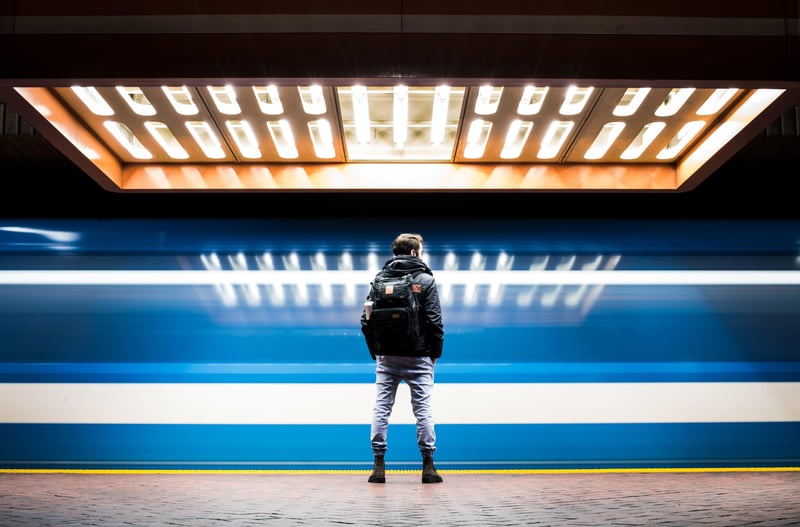 Junger Mann wartet auf die U-Bahn