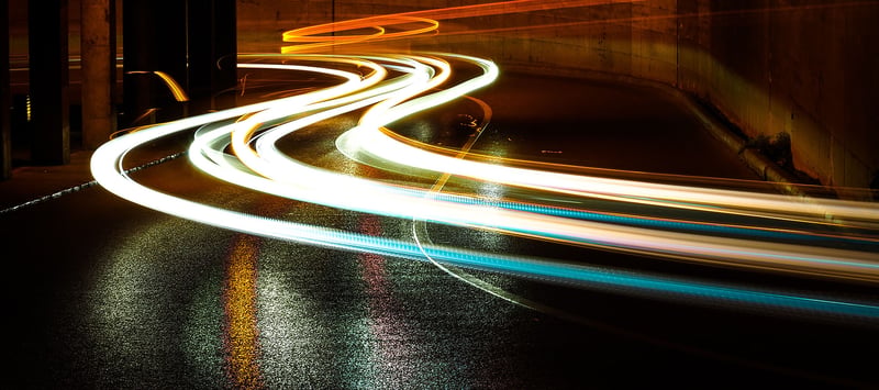 Verschwommene Lichter auf Fahrstrecke
