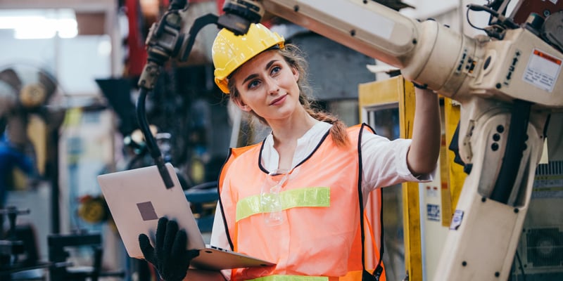 Weibliche Ingenieurin bei der Arbeit