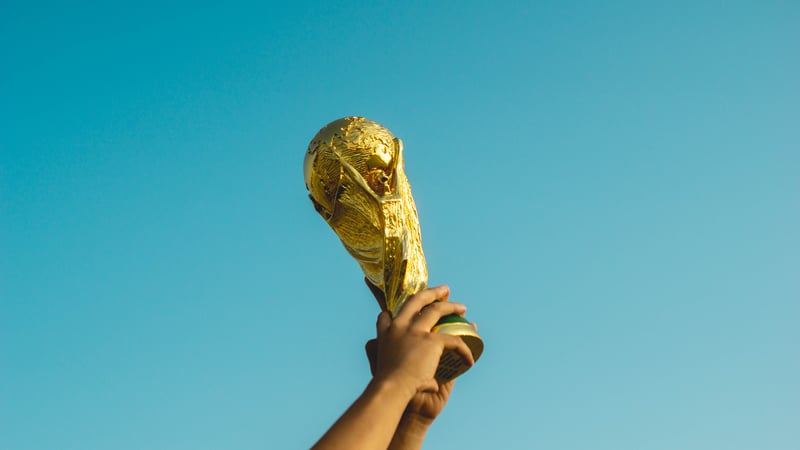 Hände die Pokal in die Höhe recken