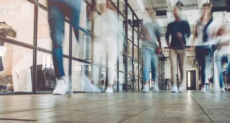 Personen in Bewegung durch ein Büro