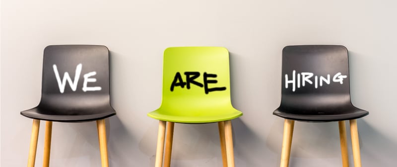 Stühle mit augespraytem Text "We are hiring"