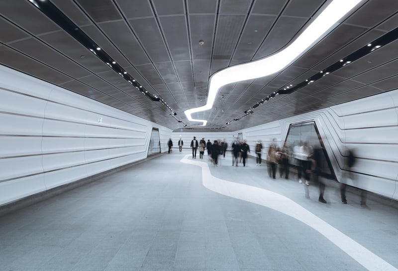 Menschen in Bewegung in Fußgängertunnel