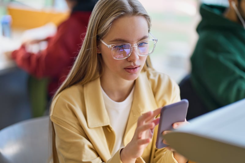 Junge Frau am Smartphone