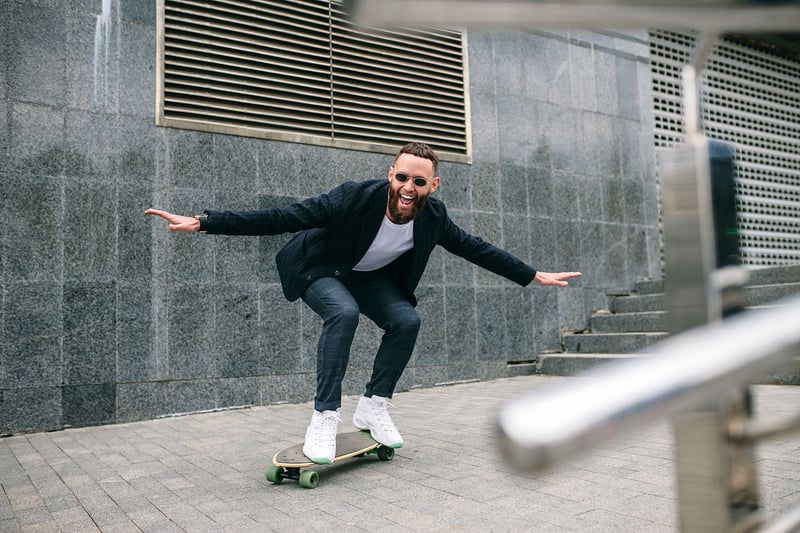 Junger Mann auf Skateboard