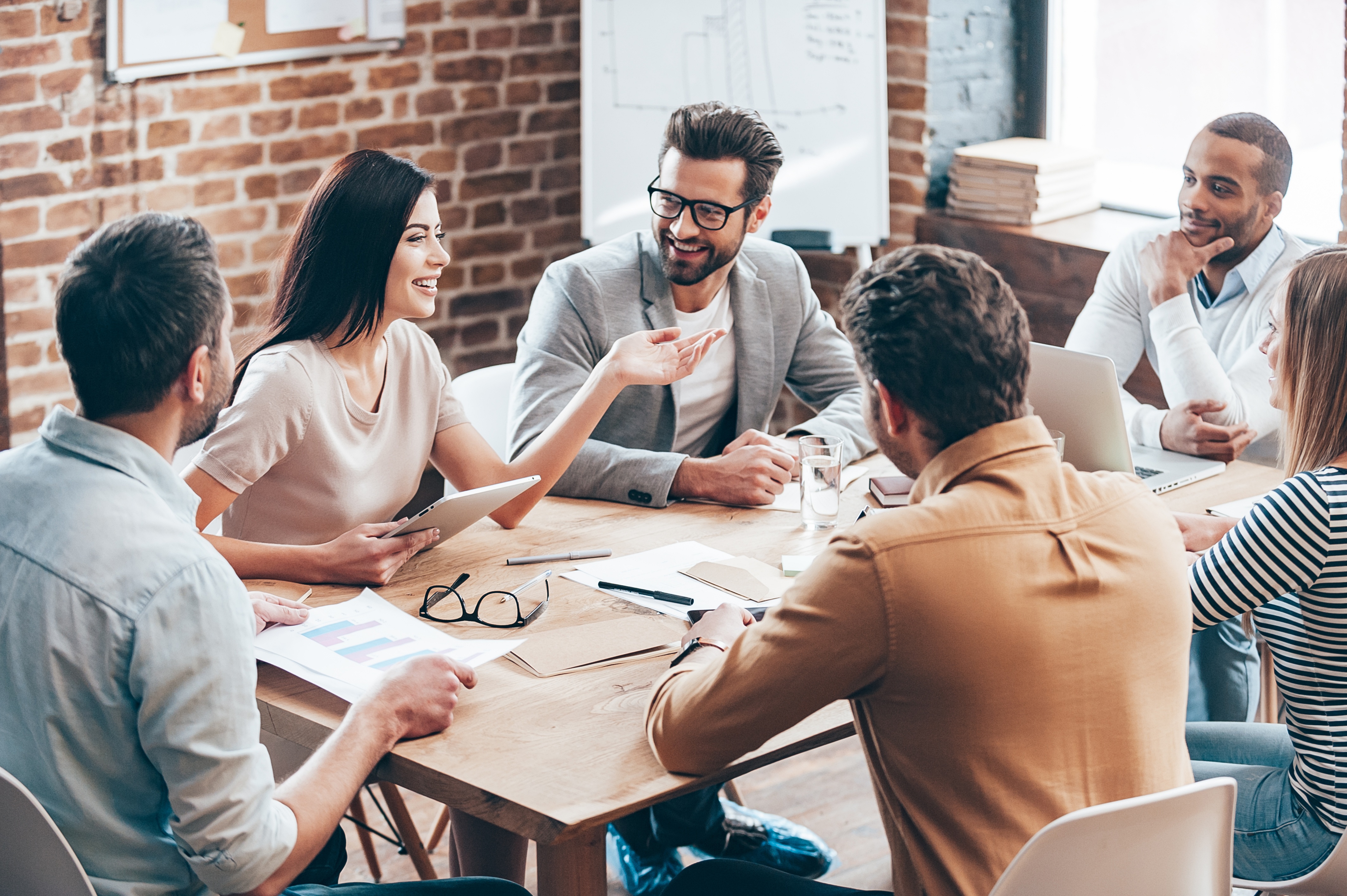 team-start-up-meeting-konferenz-diskussion-planning-analytics-shutterstock-370390046-g-stockstudio